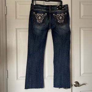 BEAUTIFUL MISS ME STUDDED JEANS. Size 31. Blue w/silver threading. EUC.